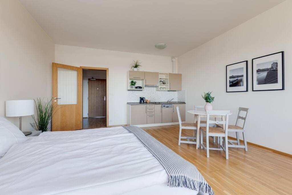 Jt'S Apartments Korunni Str. Прага Екстериор снимка