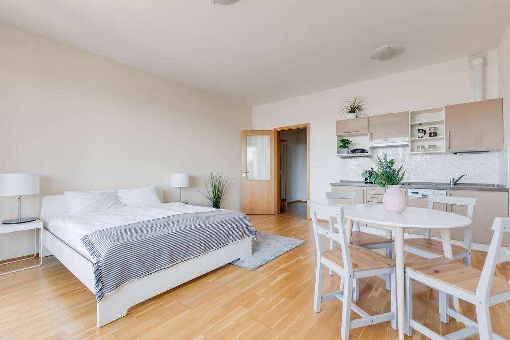 Jt'S Apartments Korunni Str. Прага Екстериор снимка