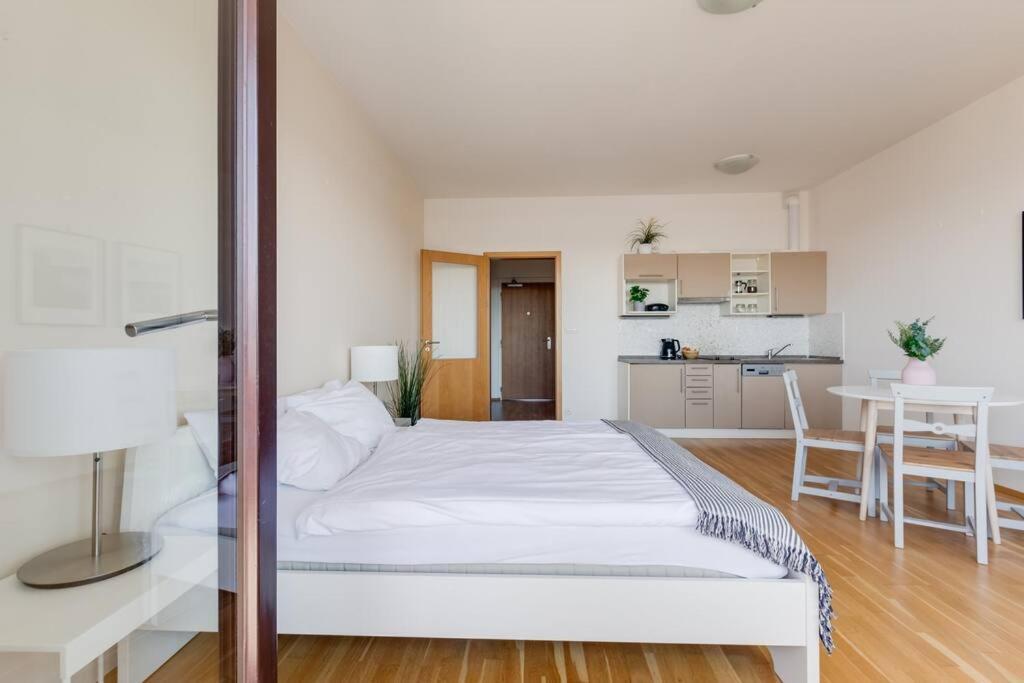Jt'S Apartments Korunni Str. Прага Екстериор снимка