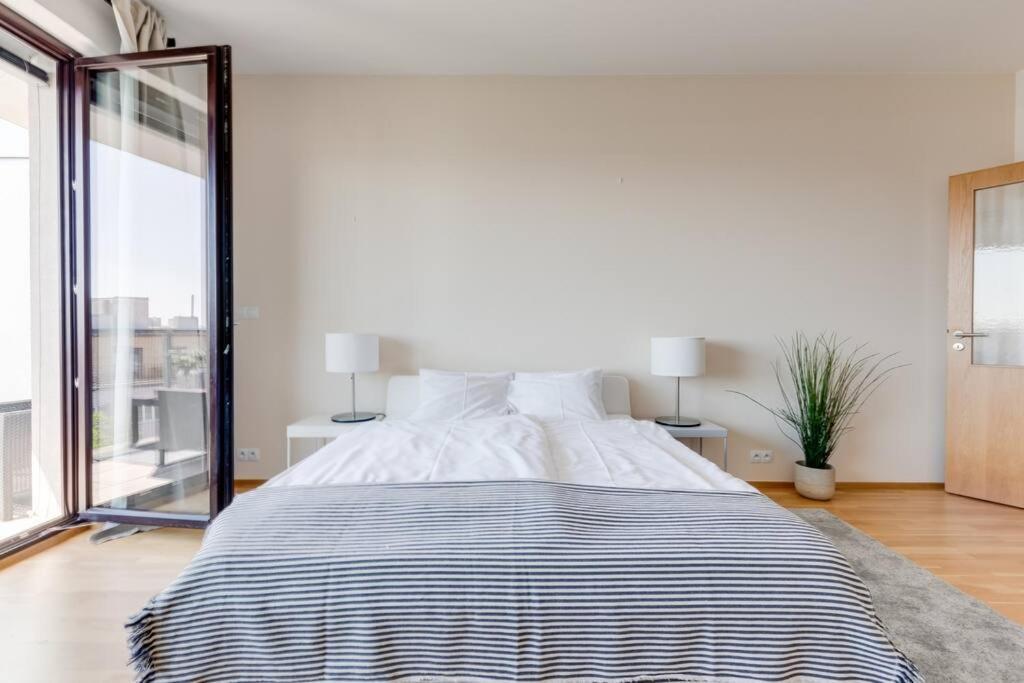 Jt'S Apartments Korunni Str. Прага Екстериор снимка