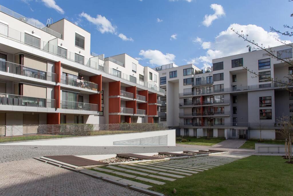 Jt'S Apartments Korunni Str. Прага Екстериор снимка