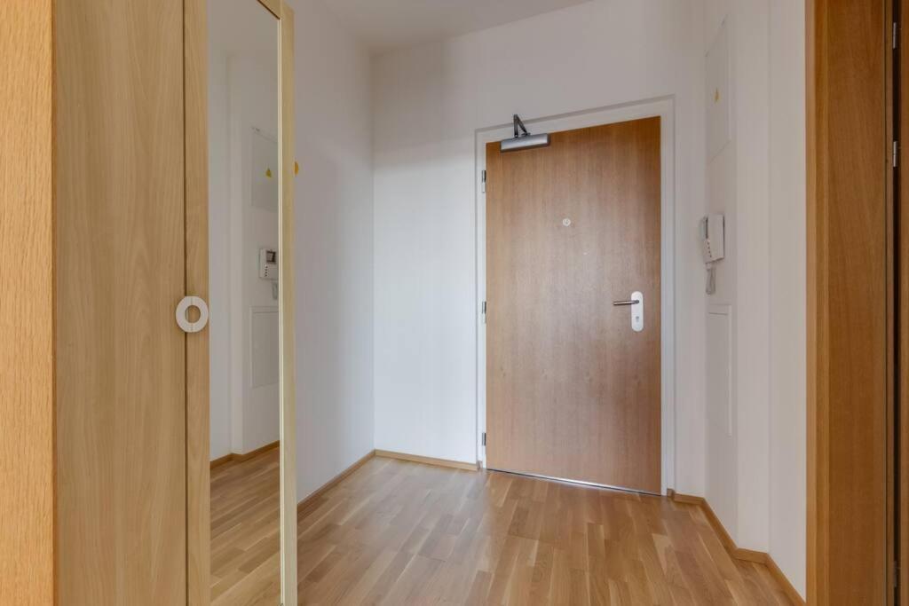 Jt'S Apartments Korunni Str. Прага Екстериор снимка
